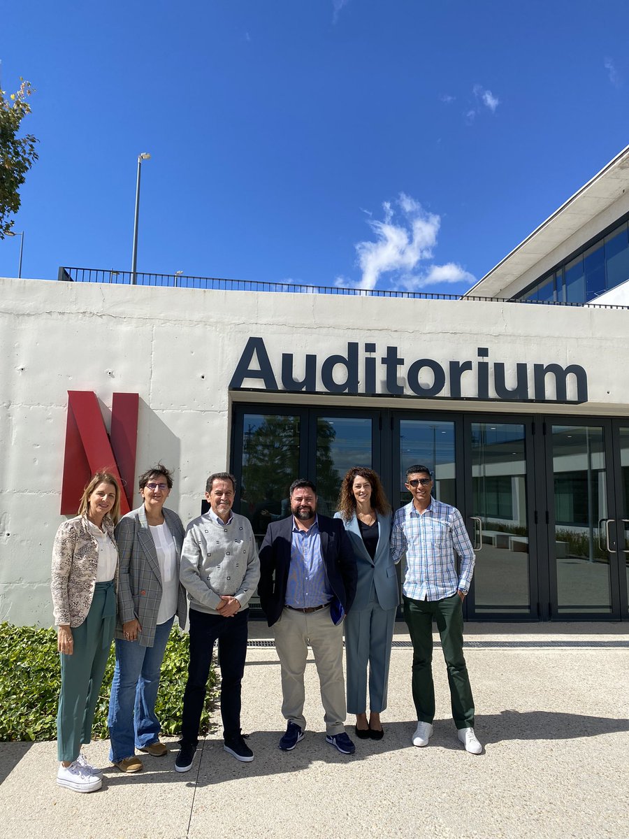 El recorrido audiovisual de los ganadores de los #PremiosIris América finalizó en el centro de producción de <a href="/NetflixES/">Netflix España</a> donde visitaron los platós de rodaje y las salas de edición y montaje. 👇🏻

#España #Colombia #CostaRica
#LaFamiliadelaTele