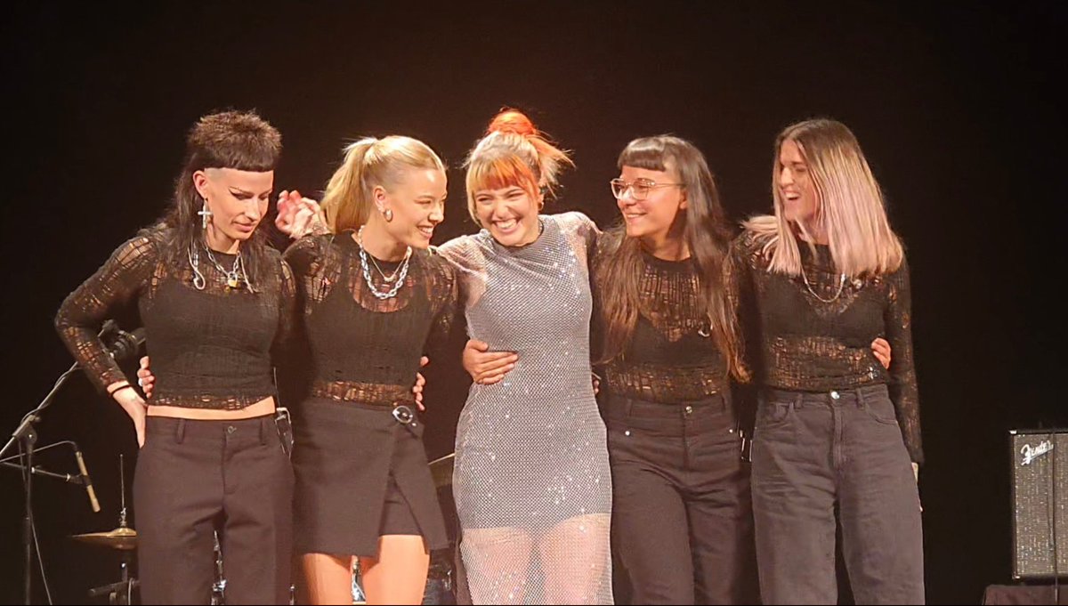 rechesmile_'s tweet photo. no he hablado suficiente del pedazo de concierto que hicieron todas 🧡🧡🧡 las quiero   #HTxElche https://t.co/QbeoVqDxfs