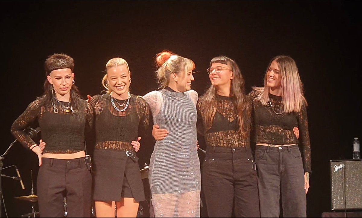 rechesmile_'s tweet photo. no he hablado suficiente del pedazo de concierto que hicieron todas 🧡🧡🧡 las quiero   #HTxElche https://t.co/QbeoVqDxfs