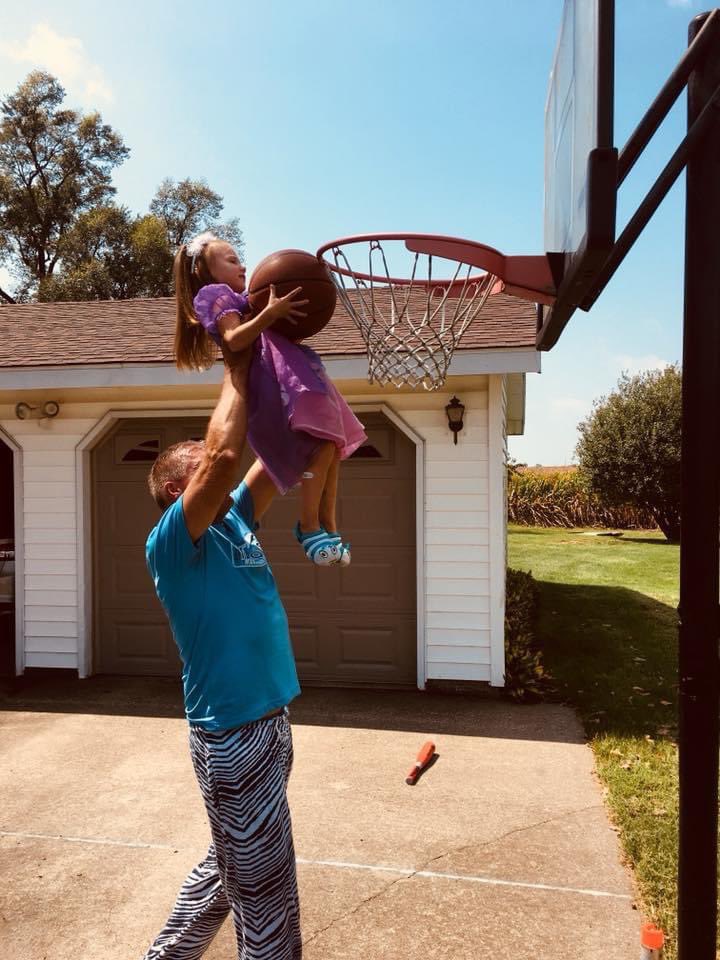 tyromper's tweet photo. My dads an incredibly smart man.

•Great leader
•Can fix anything
•Socially strong &amp; networks well
•Read a book a week for 30 years

He never moved up in his company.

I asked why a while back &amp; the answer he gave me brought me to tears!

The best lesson my dad taught me.
👇 https://t.co/I4oJPYNwEg