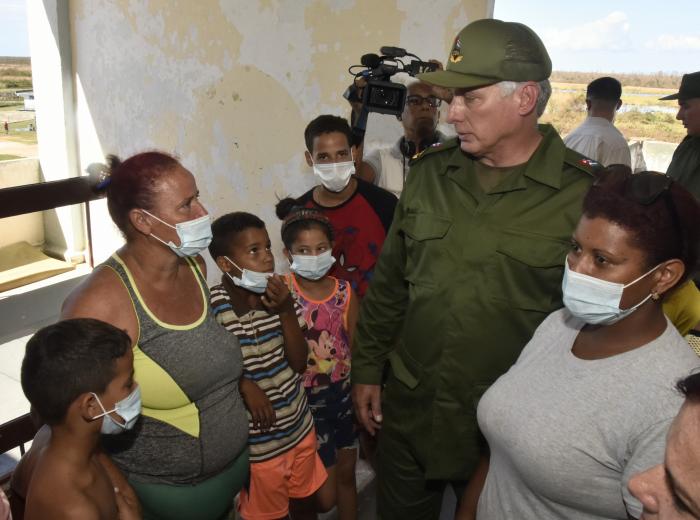 Por tercera ocasión en los últimos seis días, el Presidente del Consejo de Defensa Nacional, <a href="/DiazCanelB/">Miguel Díaz-Canel Bermúdez</a>, recorrió zonas de Pinar del Río afectadas por el huracán Ian, e intercambió con las autoridades del territorio y con el pueblo sobre la estrategia de recuperación