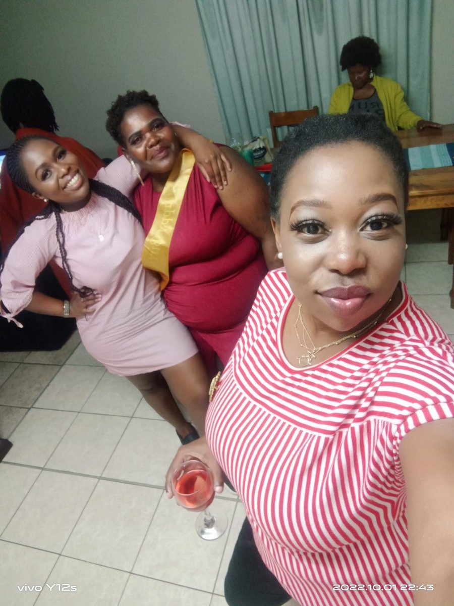 AthiJ1226's tweet image. After le weekend ndibuyekile shame😭😭 #weekendphotodump