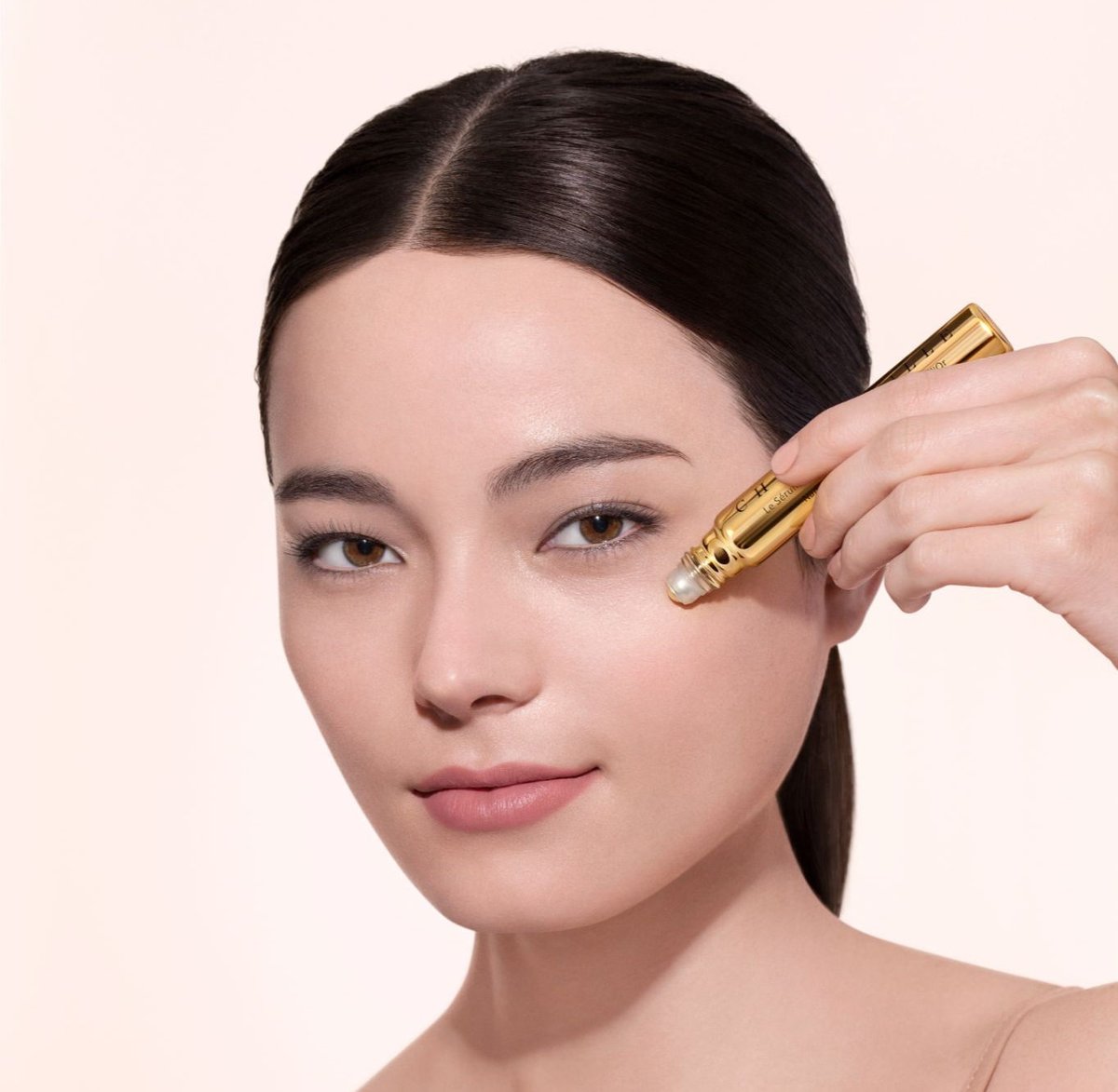 Nano Gold Energizing Eye Serum features a potent combination of age-defying actives, antioxidants and soothing, brightening botanicals.

The cooling rollerball gently massages and helps diminish dark circles, fine lines, and puffiness. bit.ly/3fsBY11