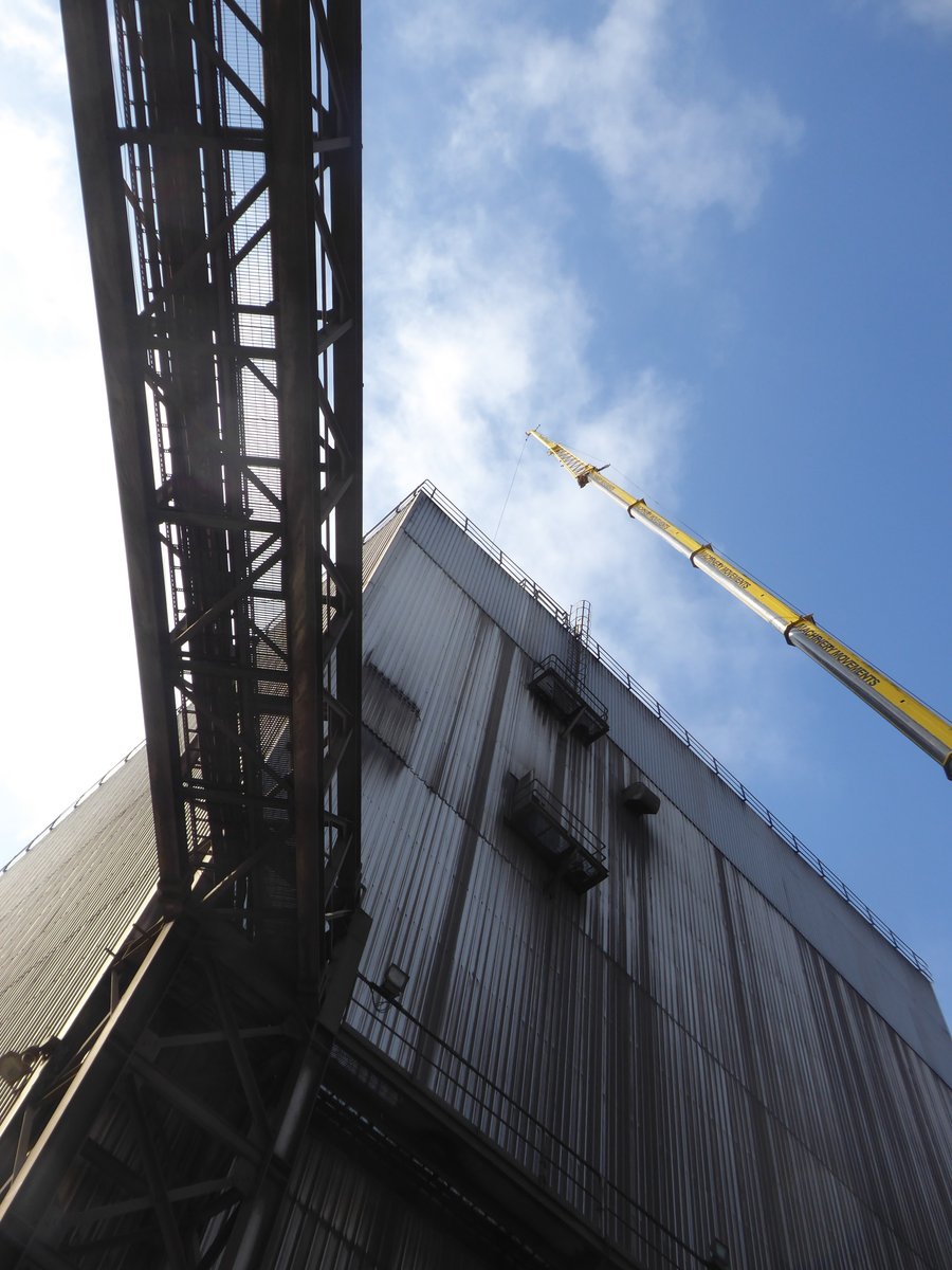 PracticalRoofCo's tweet image. Very high level, specialist access, active steel works, partial roof replacement. All supplied and coordinated in-house #roofing #construction #healthandsafety