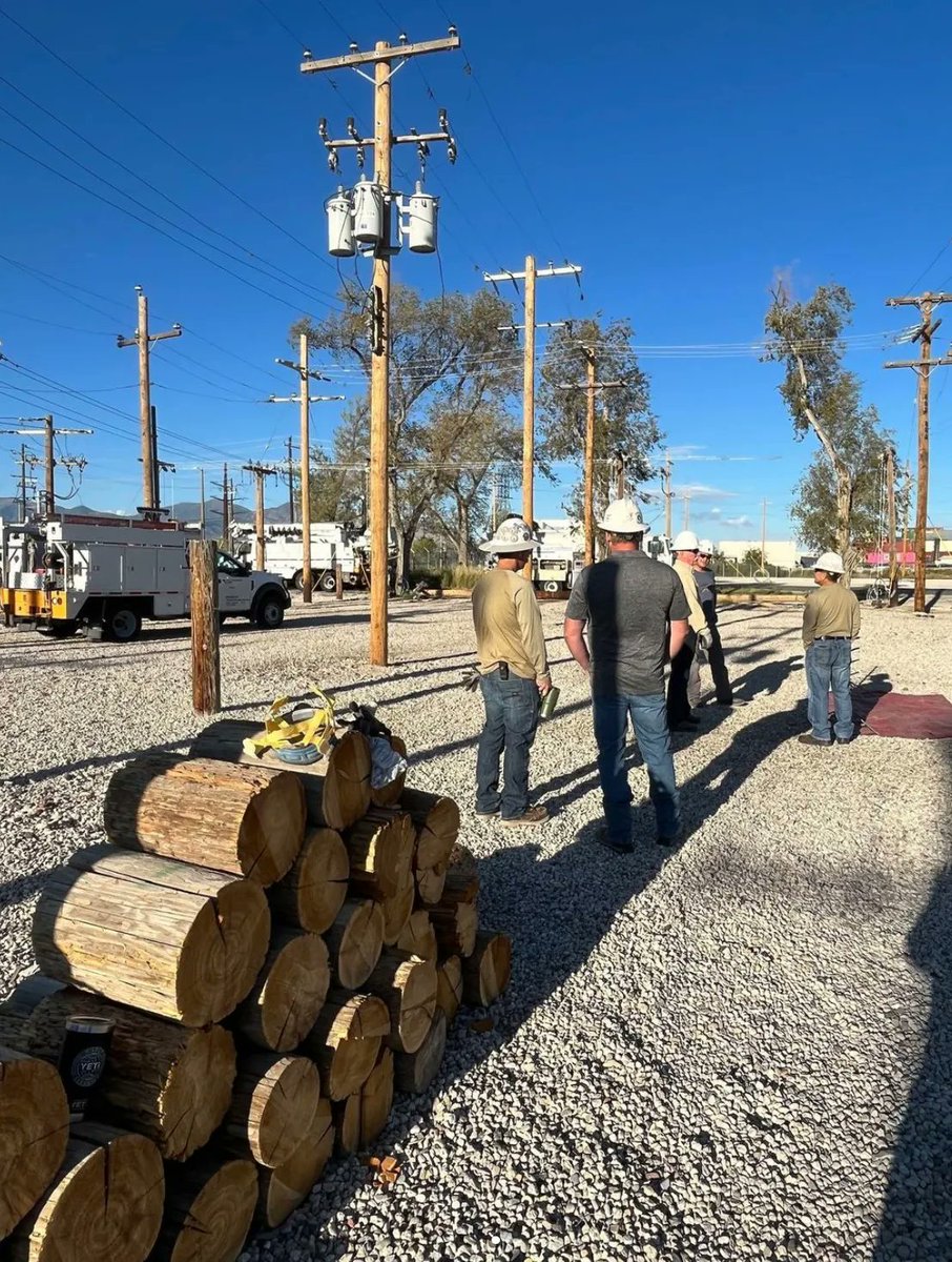 bevins_co's tweet photo. repost: @ibew_local_57
Testing at terminal! #ibew #local57 #terminal #lineman #apprentice https://t.co/idWhKzBd3I