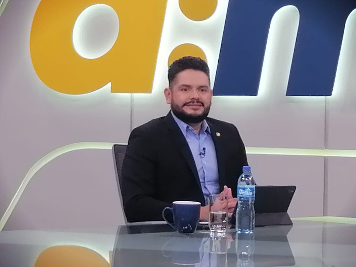 politicaestereo's tweet photo. #Entreviste | El presidente del @bcr_sv, @douglas_rdzf, dijo que hay países que han caído en recesión por sus condiciones económicas, como #EEUU, cuyo PIB cayó en dos trimestres consecutivos: uno con 1.6 % y el segundo con 0.6 %. https://t.co/XXCtDhvcBW