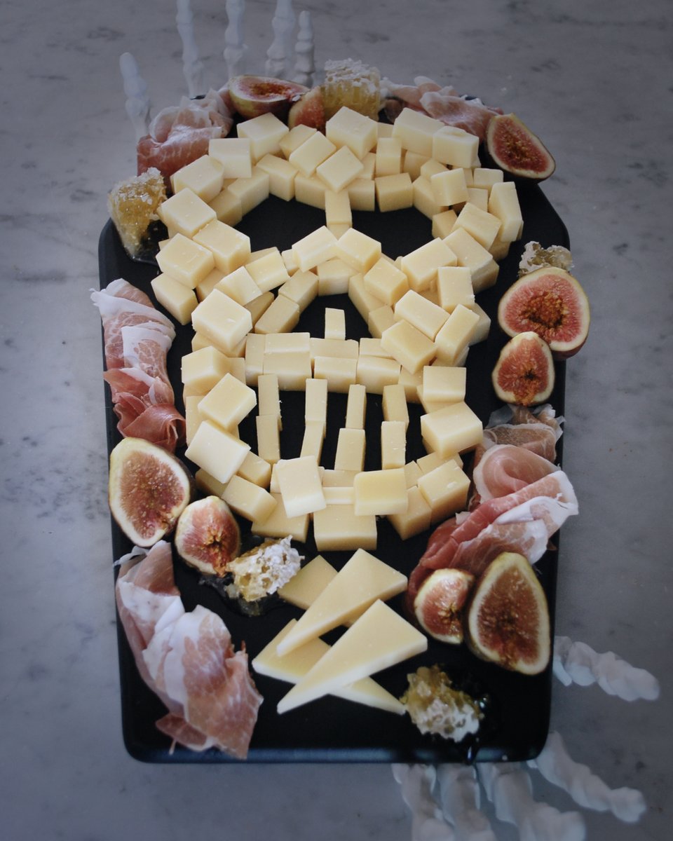 Here's some scary good fun! A Comté Halloween board! 👻Perfect for a spooky shindig, séance, or soirée! Thanks to Cuppas &amp; Curds for this frightfully delicious idea! It's simply Comté paired with fresh figs, honeycomb, and prosciutto! 
#comté 
#comtecheese