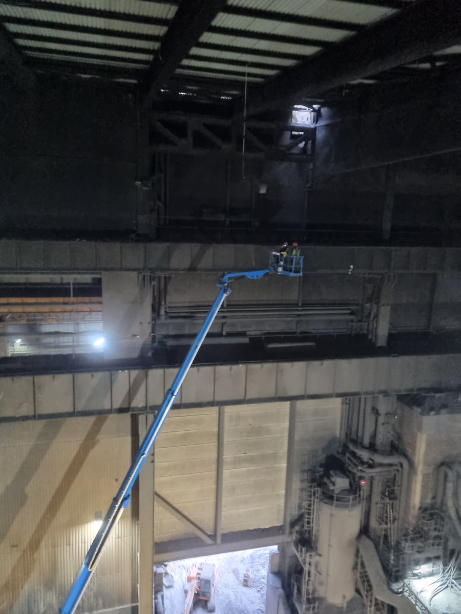 PracticalRoofCo's tweet image. Very high level, specialist access, active steel works, partial roof replacement. All supplied and coordinated in-house #roofing #construction #healthandsafety