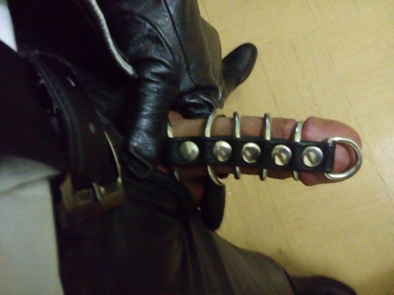 MXMorboLthr's tweet photo. Buen lunes... Comenzando en cuero desde temprano. #gayleatherfetish #leatherfetish #leatherpants #gloves #copgloves https://t.co/yDjOgoGgyo