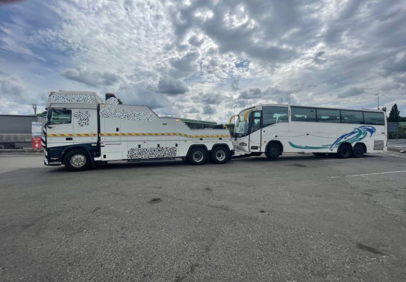 DVSAEnforcement's tweet photo. #PSV impounded by our team at #Crick🚔

The #London based ‘operator’ was warned not to operate without a valid operators licence✍️

Undercutting legal operators by carrying passengers for hire &amp; reward without an operators licence, will not be tolerated🚫

PSV to be disposed of🛑 https://t.co/BaMWyBGYLj