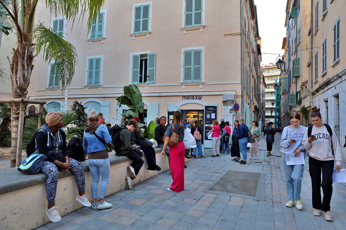 Prefet83's tweet photo. #PolitiquedelaVille | Le préfet du #Var au vernissage de l'expo "Rouvrir le monde" de #Metaxu à #Toulon.
✅ Ce collectif d'#artistes a reçu des financements de l’État pour "le parcours des petites poteries" destiné aux enfants du quartier 👉 https://t.co/d3Xv9bbVTK https://t.co/z8ubVE5oGr