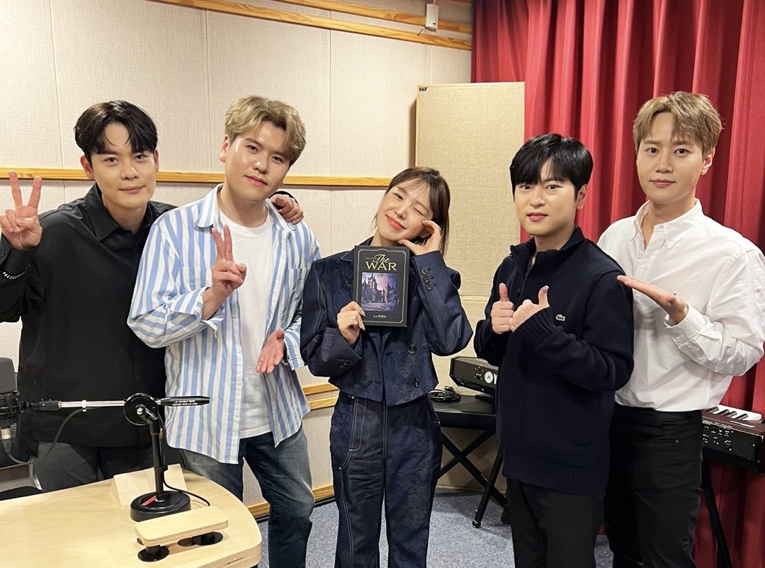 #LAPOEM 
SBS 파워FM <웬디의 영스트리트>

평소 즐겨듣던 프로그램에
드디어 완전체로 출연하게 됐는데요💕
따뜻하게 맞아주신 DJ 웬디 선배님 덕분에
더욱 신났던 것 같아요❤️‍🔥
‘The War’가 블랙홀 같다는 칭찬도
잊지 않을게요🥹🫶

#라포엠 #웬디의영스트리트
#유채훈 #박기훈 #최성훈 #정민성