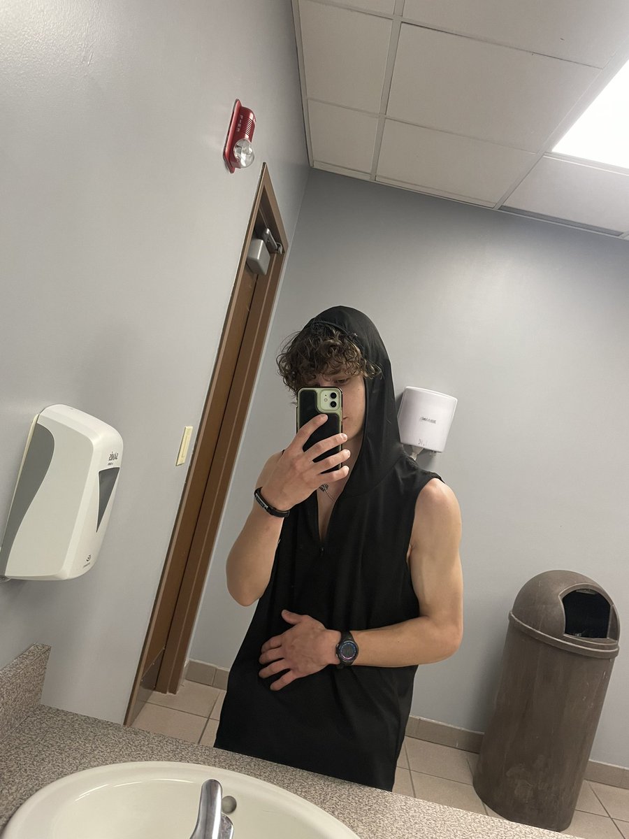 hunterhoward222's tweet photo. Feeling Better Today!! Also Really Tired 😴 https://t.co/CSfGXbOSG4