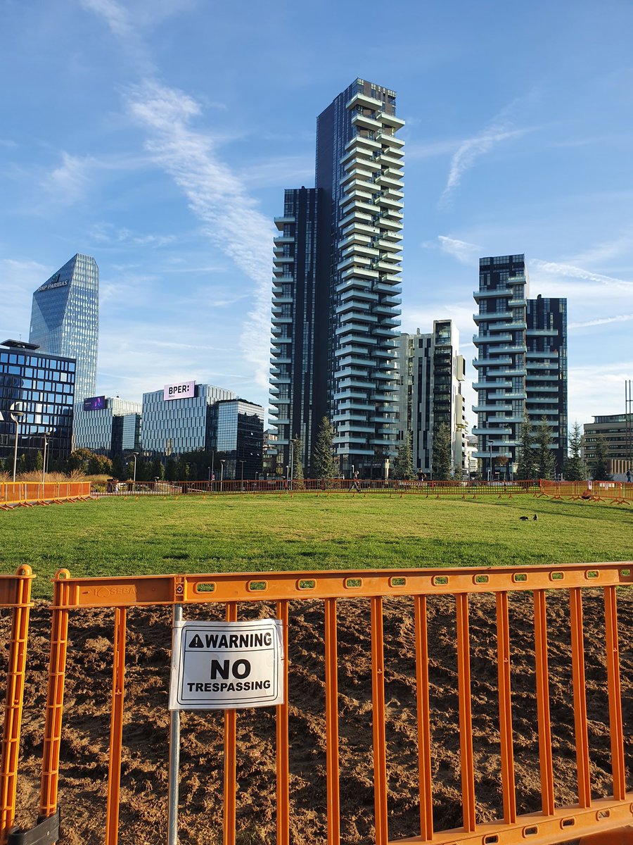 terminologia's tweet image. Alla Biblioteca degli alberi a #Milano capitale dell&apos;#itanglese divieto esclusivamente in inglese!