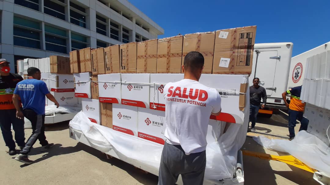 MinSaludVE's tweet photo. @NicolasMaduro @Mippcivzla @VTVcanal8 @PresidencialVen @delcyrodriguezv @MagaGutierrezV @Gabrielasjr @GobDeVenezuela @ViceVenezuela Este nuevo cargamento, que fue recibido en el @IAIM_VE por el Viceministro de Recursos, Tecnología y Regulación del #MPPS, Dr. Jesús Brito, será distribuido a los centros de salud del país para reforzar la protección del pueblo venezolano.

#JuntosPorCadaLatido
@NicolasMaduro https://t.co/2fXAsbFBIw
