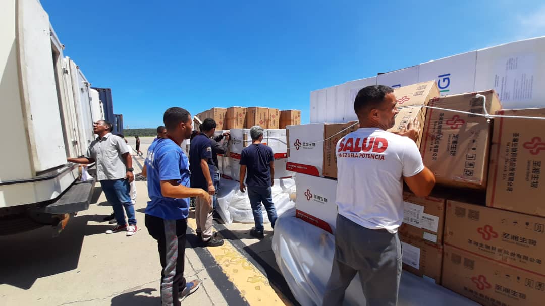 MinSaludVE's tweet photo. @NicolasMaduro @Mippcivzla @VTVcanal8 @PresidencialVen @delcyrodriguezv @MagaGutierrezV @Gabrielasjr @GobDeVenezuela @ViceVenezuela Este nuevo cargamento, que fue recibido en el @IAIM_VE por el Viceministro de Recursos, Tecnología y Regulación del #MPPS, Dr. Jesús Brito, será distribuido a los centros de salud del país para reforzar la protección del pueblo venezolano.

#JuntosPorCadaLatido
@NicolasMaduro https://t.co/2fXAsbFBIw