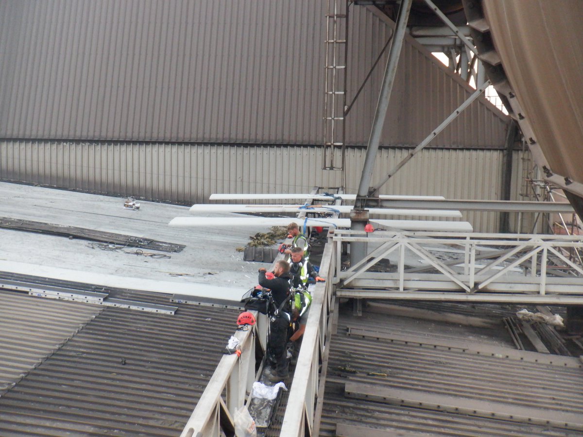 PracticalRoofCo's tweet image. Very high level, specialist access, active steel works, partial roof replacement. All supplied and coordinated in-house #roofing #construction #healthandsafety
