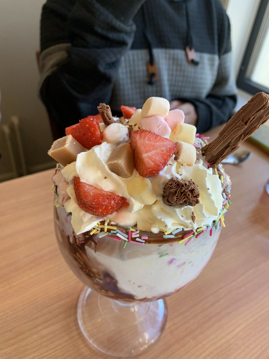 Misfitkris's tweet photo. So apparently this ice cream sundae serves 4 people 😏 
#holiday #sunshine #food https://t.co/2jFl2zH89h