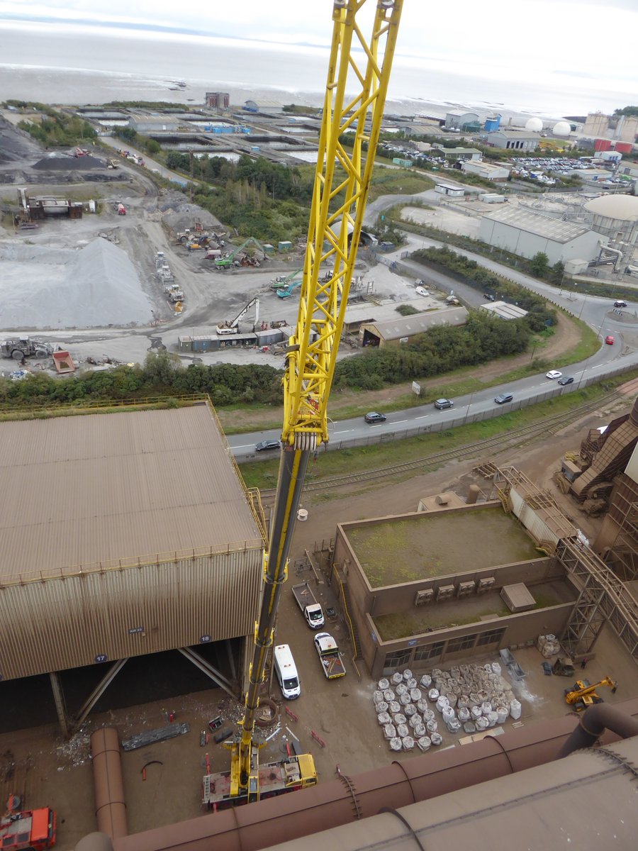 PracticalRoofCo's tweet image. Very high level, specialist access, active steel works, partial roof replacement. All supplied and coordinated in-house #roofing #construction #healthandsafety