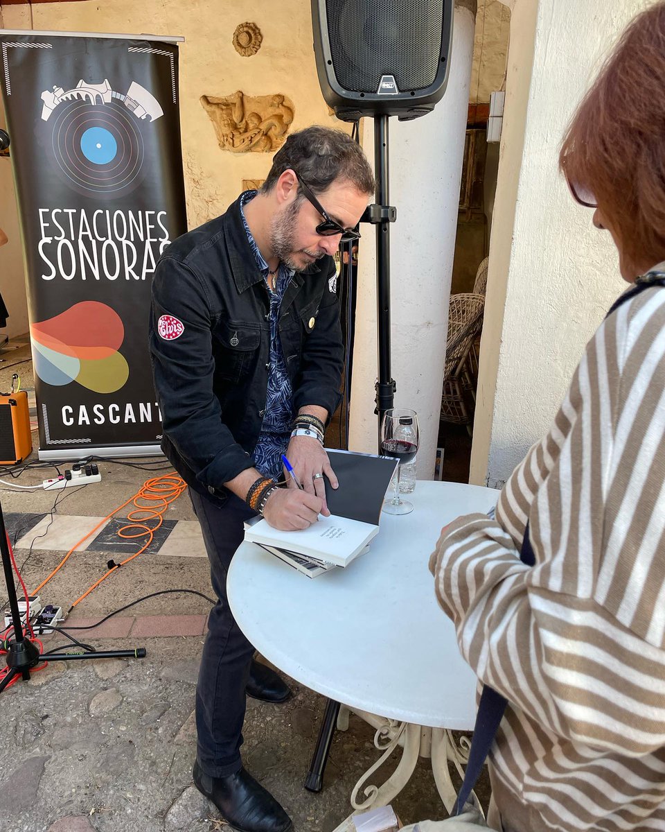 RadioCierzo's tweet photo. @fernavarro17, dedicando uno de los muchos ejemplares de "Todo lo que importa sucede en las canciones" que volaron de sus manos el pasado Sábado. @pepitaseditora https://t.co/OhfBUFeQ9K