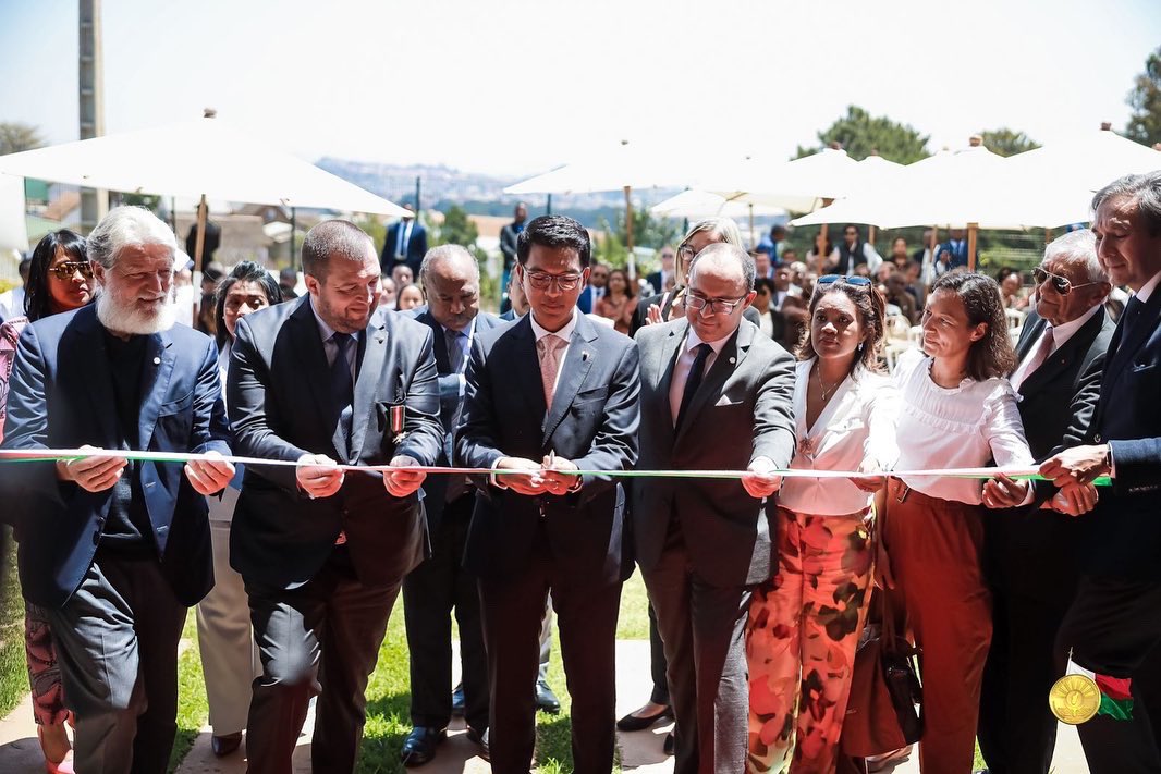 ggomez_chef's tweet photo. Quelle joie d’inaugurer notre Institut d’Akamasoa en présence du Président de la République de Madagascar. Une reconnaissance pour nos jeunes, leurs formateurs et pour tous ceux qui ont cru dans ce projet. #institutdexcellenceculinaireguillaumegomez #akamasoa #perepedro https://t.co/yaBuSxzn47