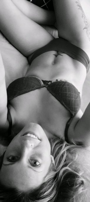 Mom bod Monday it is ladies let's see them 😘 https://t.co/daTYOdPwRl