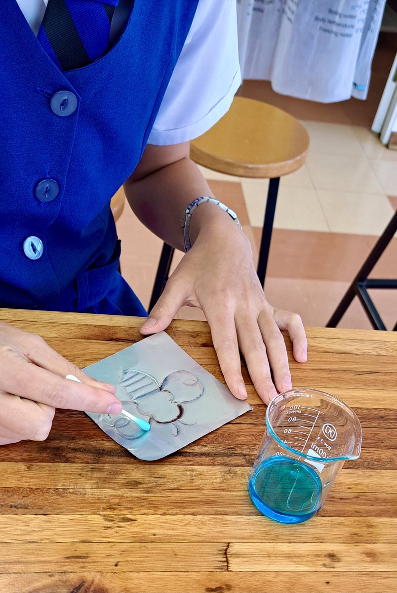 mrspotassium's tweet photo. The Art of Chemistry 🎨🧪
To round off their redox module, Ss etched their creations on aluminium foil with a toothpick, painted them with CuCl2, and watched the reaction unfold. Such joy in the classroom! Thanks @aactconnect for this awesome idea 🙌🏽
#iteachchem #chemed https://t.co/bQEb9XQmH3