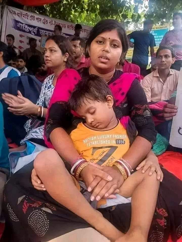 MrBimalangsu_'s tweet photo. It's a very heart touching to see this. Where whole Bengal celebrating Durga Puja , there lot's of students are still awaiting for their justice. #sscscam #unemployment #ssc2014 #primaryTET @ZeeNews @republic https://t.co/bMUFQ3ZxDA