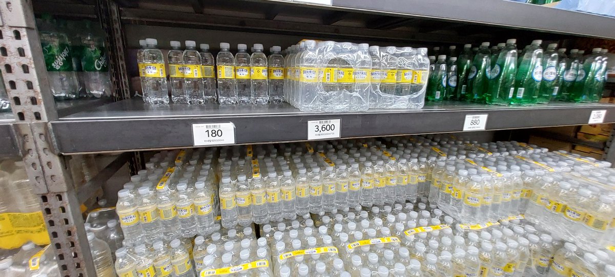 h____kr's tweet photo. ノーブランドにあった水
安すぎて買ったわ https://t.co/vCgaPXphiI