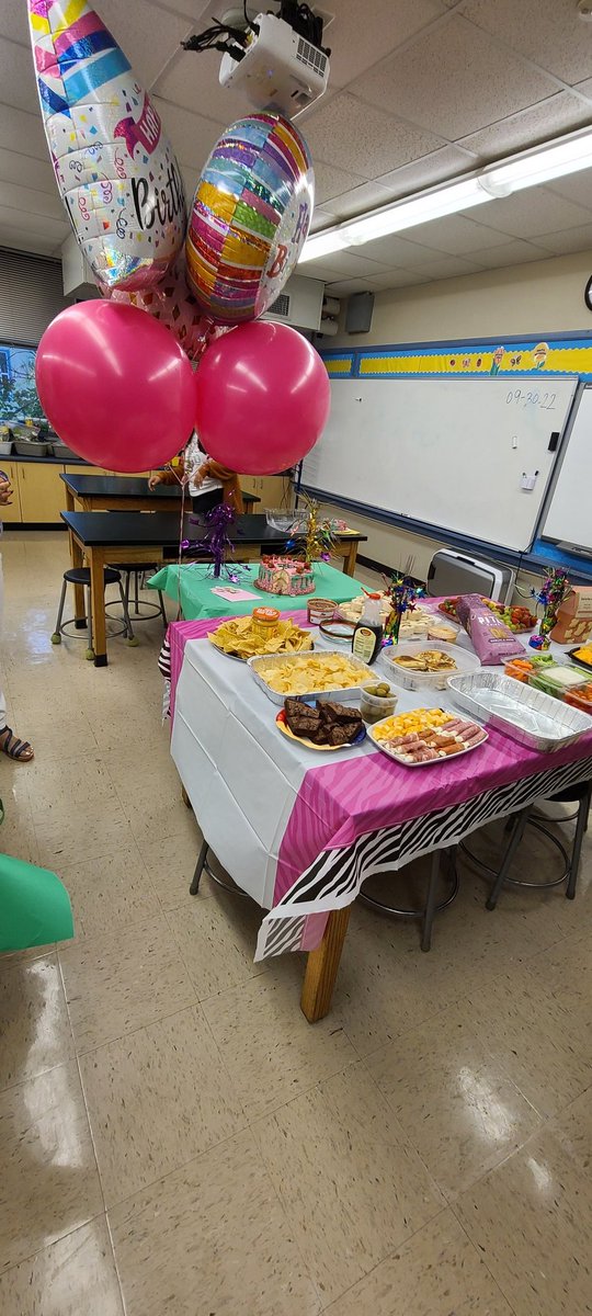 SayitSavoy's tweet photo. The surprises keep coming!!!!!! I absolutely love my @SuttonES_HISD family! #HappyBirthday I saw a teacher bring in balloons so I ran to check my email to see what staff Birthday was today! Surprises on me!!!!!The third wing gave me a surprise! They got me good! https://t.co/Xctql7qgql