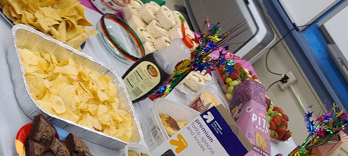 SayitSavoy's tweet photo. The surprises keep coming!!!!!! I absolutely love my @SuttonES_HISD family! #HappyBirthday I saw a teacher bring in balloons so I ran to check my email to see what staff Birthday was today! Surprises on me!!!!!The third wing gave me a surprise! They got me good! https://t.co/Xctql7qgql