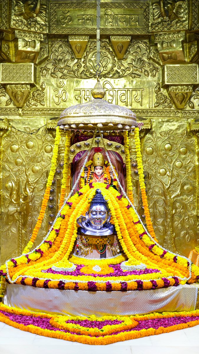 Somnath_Temple's tweet photo. श्री सोमनाथ महादेव मंदिर,
प्रथम ज्योतिर्लिंग - गुजरात (सौराष्ट्र)
दिनांकः 03 अक्तूबर 2022, आश्विन शुक्ल अष्टमी - सोमवार 
सायं शृंगार 
10224000 https://t.co/ZmhzW3re9o