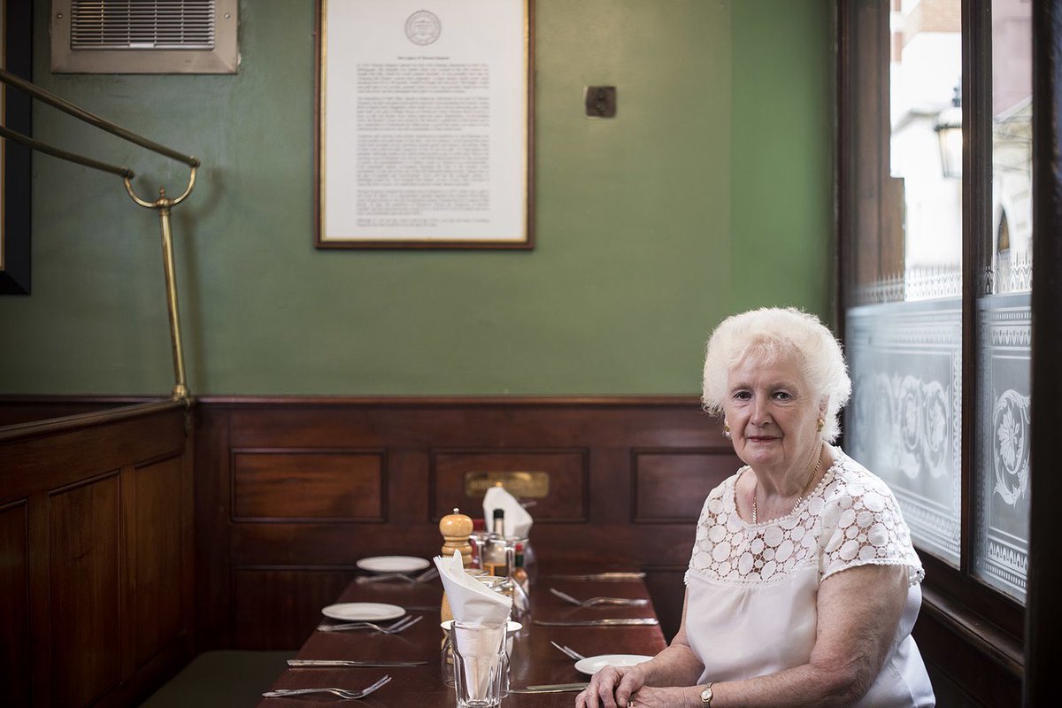 presentcorrect's tweet image. Monday lunch treat at Simpsons Chop House. Built 1757. Ham, egg &amp;amp; chips. Cup of tea. Apple crumble. 

This is Jean, she has worked there 42 years. ❤️ longservicelondon.com/maureen-and-je…