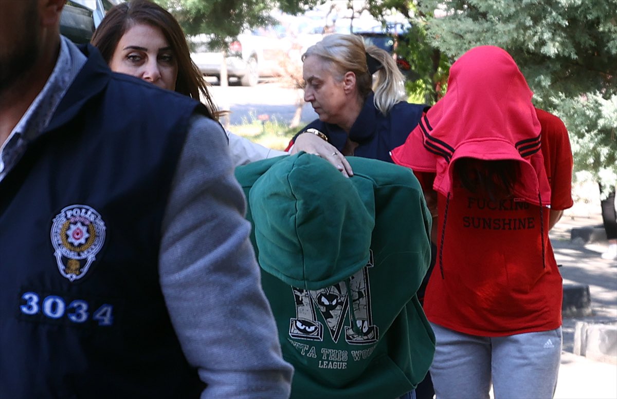 Bir aileyi yarım bıraktınız
Gülüşlerini soldurdunuz
Mutluluklarını çaldınız 

Kalbiniz bahar görmesin....

#onurşener