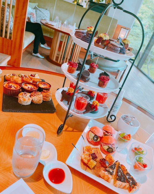 ハロウィンアフタヌーンティーをキメてきた🐱🎃 ハロウィンだからカロリーゼロ🤗(?) 