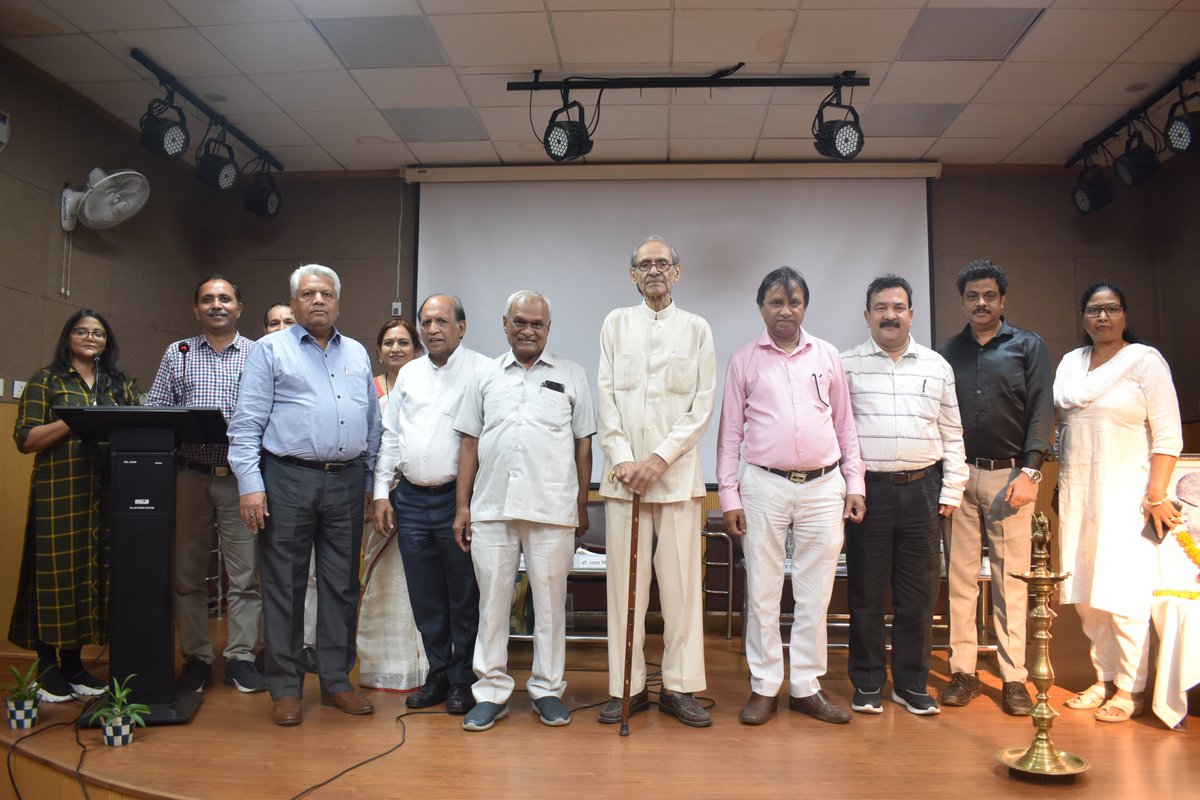 delhipublibrary's tweet photo. यह कार्यक्रम दि.ला.बोर्ड के अध्यक्ष श्री @subhashkankher2 कीअध्यक्षता एवं दि.प.ला.के महानिदेशक डॉ.आर. के.शर्मा के मार्गदर्शन में आयोजित किया गया । कार्यक्रम में गाँधी स्मृति एवं दर्शन समिति के उपाध्यक्ष श्री @VijayGoelBJP मुख्य अतिथि रहे |
@gsdsnewdelhi https://t.co/F07KLFPpWy