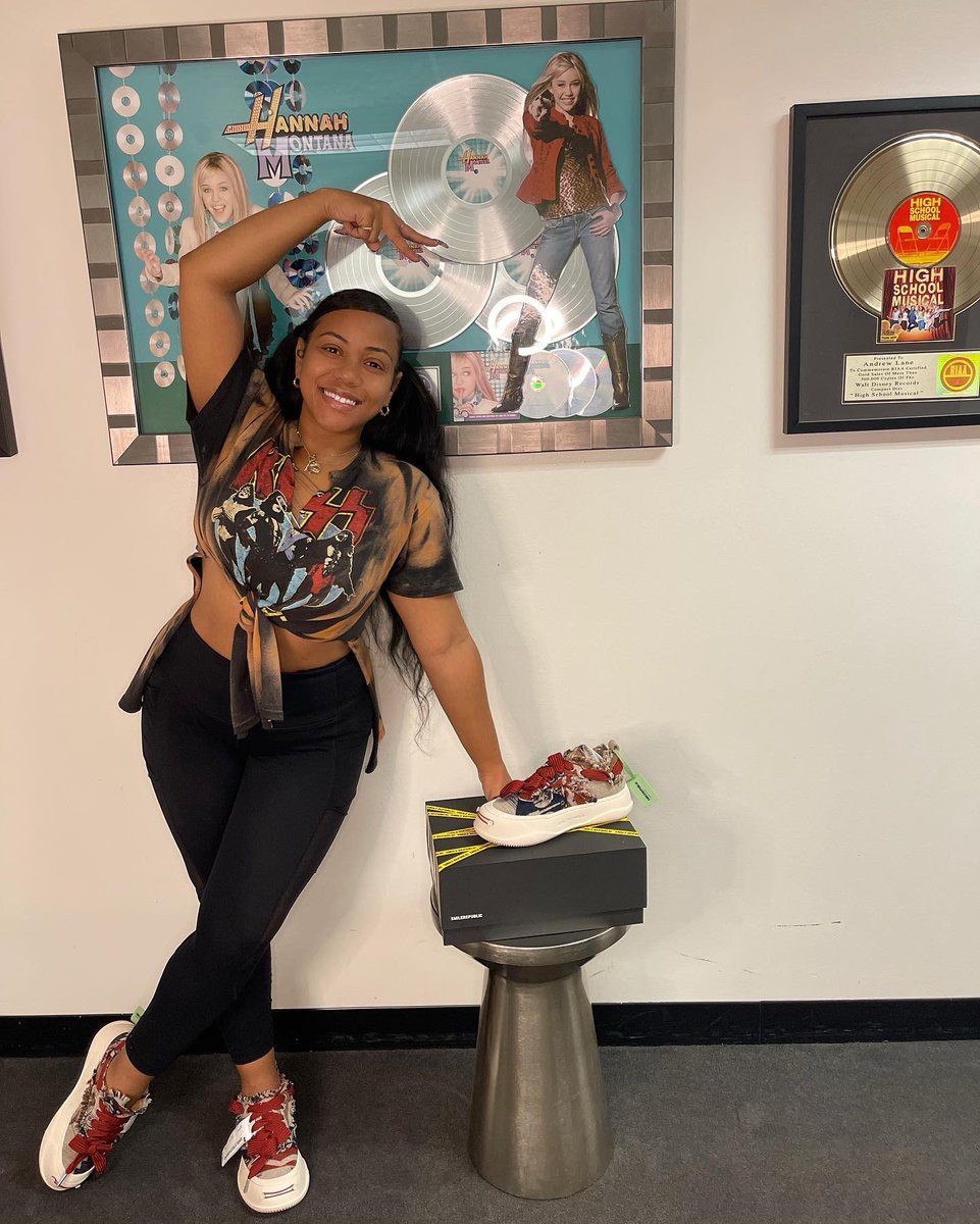 paris_shenae's tweet photo. No one said Aiming for a #Grammy couldnβt be cute π π π₯π₯π₯π
.
.
Huge congrats to @smilerepublic_ for branching their products to the #US & thank you for my sneakers π«ΆπΎ love them β€οΈ
.
.
#DriftWithMe
#AlienLanded
#AudioEngineer
#Producer
#Alien https://t.co/M1M6ysnLKd