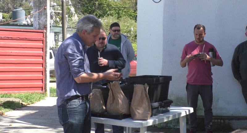 MunicipioLF's tweet photo. Gobierno de Canelones entregó composteras a 60 familias del balneario San Luis - 2022 https://t.co/6mm7U0LNjd 

~ Juntos por más!

DF https://t.co/1L2T8iJ8gA