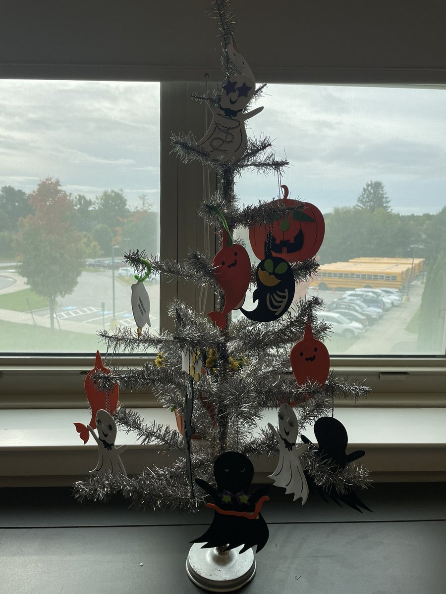 Dbearden080809's tweet photo. @Littleton_HS Halloween tree 🎃 👻 made by room 211 advisory. #october #halloweendecor #advisoryfun #tigerpride https://t.co/GdiSugyzIt