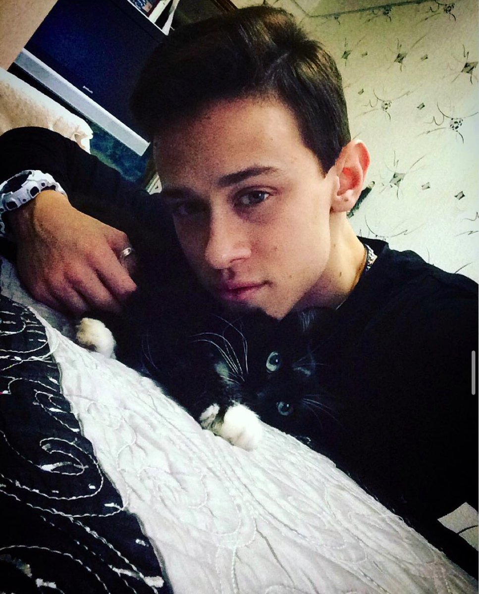 Can never go wrong when you get cuddles from your kitten 😘😮‍💨