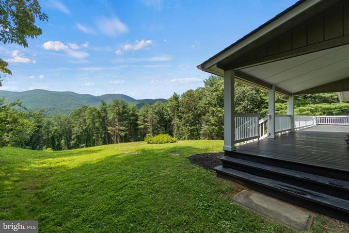 MBrannon336's tweet photo. #OntheMarketMonday, 1070 FT Valley Rd, overlooks the Shenandoah Mountains & sits on an almost 13-acre Conservation Easement! 🤩🏡
https://t.co/ox3WbJagVz
#cbe #forsale #OTMM #sperryvilleva https://t.co/PVIJvDa7Vj https://t.co/nLsLce72fv