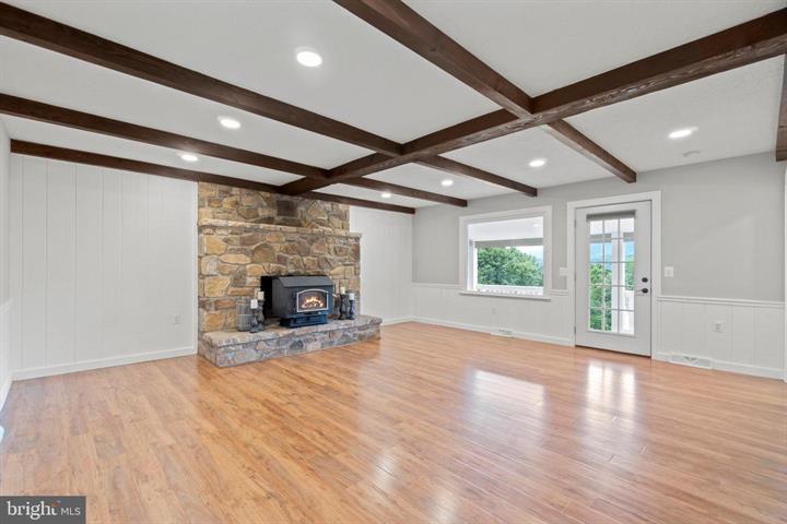 MBrannon336's tweet photo. #OntheMarketMonday, 1070 FT Valley Rd, overlooks the Shenandoah Mountains & sits on an almost 13-acre Conservation Easement! 🤩🏡
https://t.co/ox3WbJagVz
#cbe #forsale #OTMM #sperryvilleva https://t.co/PVIJvDa7Vj https://t.co/nLsLce72fv