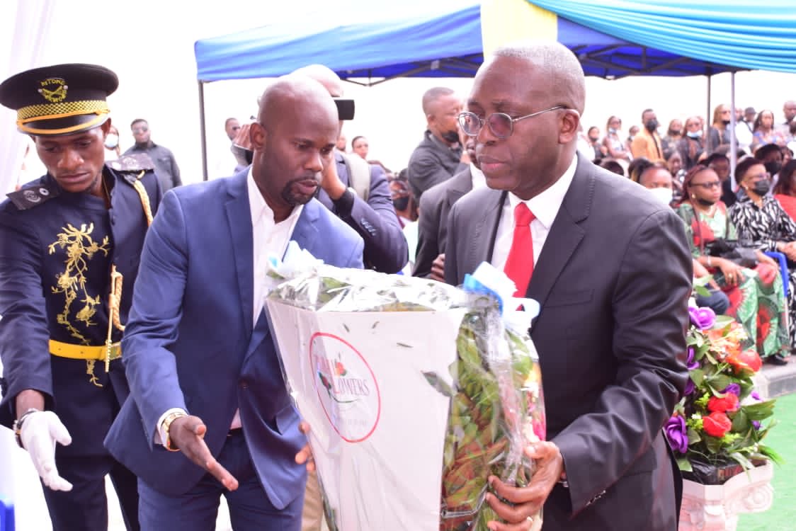 Très affecté devant la dépouille de Fiston Isombia, mort à 19 ans alors qu’il venait d’obtenir son diplôme d’Etat. Que son père Barnabé Isombia, prisonnier à Makala depuis plus de 2 ans, mais libéré pendant 3 heures, soit réconforté. Paix à l’âme du fils et courage à son père.