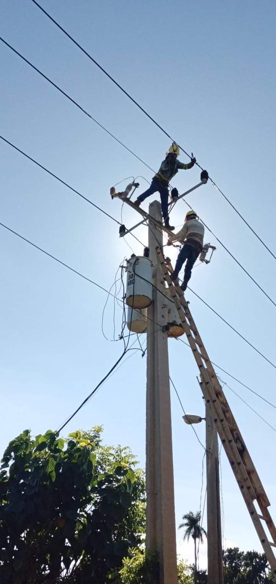 👷‍♂️En el día de ayer la Empresa Eléctrica de #Artemisa informó que:

 ⚡102 117 clientes tienen servicio eléctrico (50.59%)

#FuerzaCuba 
#CubaViveYTrabaja 
<a href="/Isnail76/">Isnail Albiza</a> <a href="/cubadebatecu/">Cubadebate</a> <a href="/GladysArtemisa/">Gladys Martínez Verdecia</a> <a href="/OSDE_UNE/">Unión Eléctrica de Cuba</a>