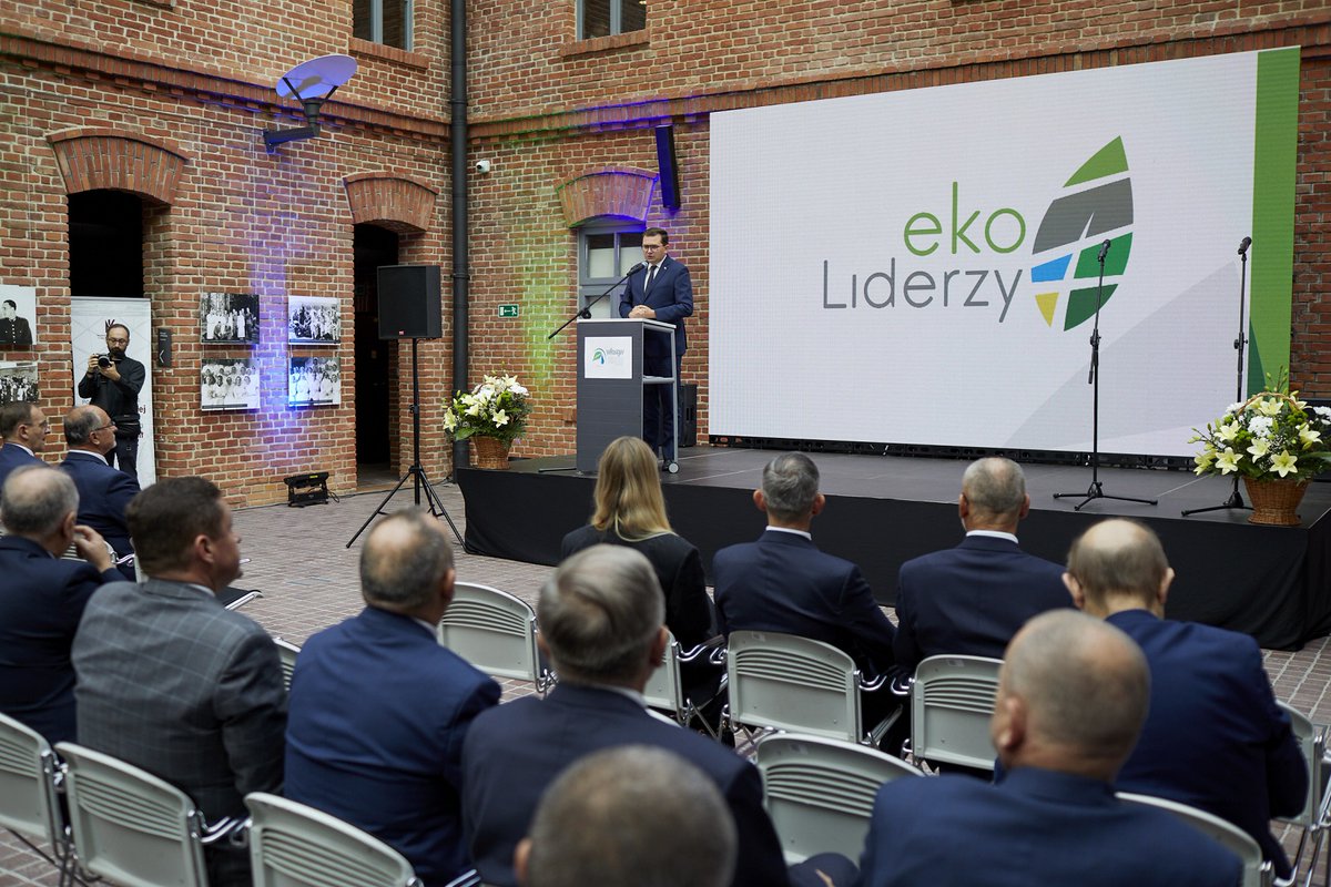 Malopolski_UW's tweet photo. 🌱Konkurs #ekoLIDERZY 2022 województwa małopolskiego rozstrzygnięty!

W @MuzeumAK w Krakowie odbyła się dziś Gala Finałowa, podczas której ogłoszone zostały wyniki. W spotkaniu uczestniczył wojewoda małopolski @Lukasz_Kmita🇵🇱

Więcej➡ https://t.co/wM6SmMSTTJ https://t.co/koPaPj0E6l