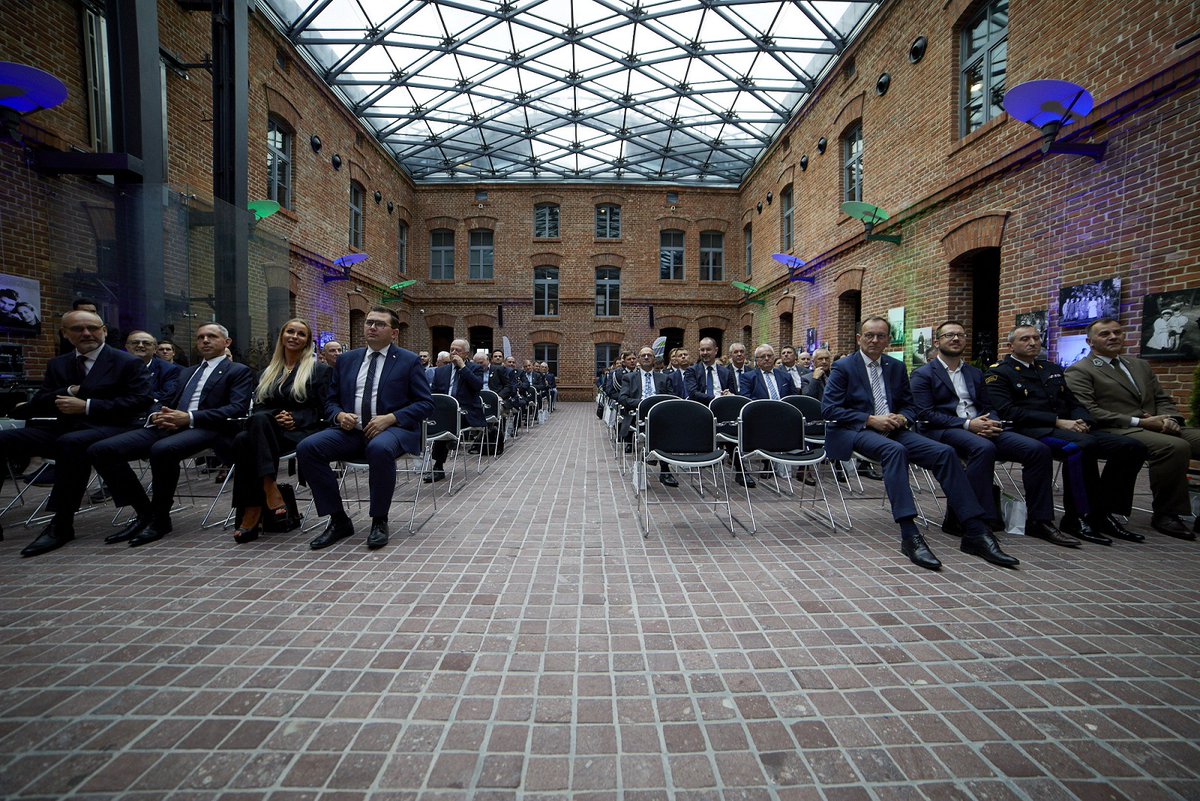 Malopolski_UW's tweet photo. 🌱Konkurs #ekoLIDERZY 2022 województwa małopolskiego rozstrzygnięty!

W @MuzeumAK w Krakowie odbyła się dziś Gala Finałowa, podczas której ogłoszone zostały wyniki. W spotkaniu uczestniczył wojewoda małopolski @Lukasz_Kmita🇵🇱

Więcej➡ https://t.co/wM6SmMSTTJ https://t.co/koPaPj0E6l