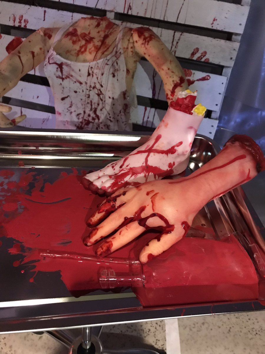 HorrorFamily666's tweet photo. We had a great time @screamnstream last night. Iβm not sure about this #trend with shirtless #Vampires, but Iβm here for it. #screamnstream #media #Halloween2022 https://t.co/6tbSJzJjUV