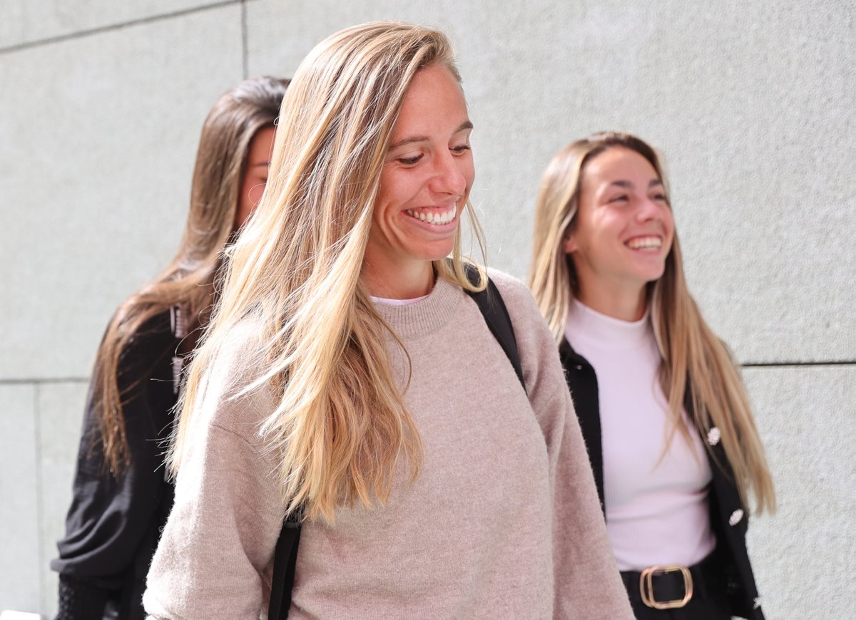 SEFutbolFem's tweet photo. 😀 𝗖𝗼𝗻 𝗲𝘀𝘁𝗲 FOTÓN de @maiitane9 os anunciamos que esta tarde habrá entrenamiento en directo.
⏰ A las 𝟭𝟴:𝟬𝟬 horas, 20 minutos de entrenamiento en directo.
📲 En nuestras redes sociales y en https://t.co/UQe8cIw34t
#JugarLucharyGanar https://t.co/xzPaEtPxDk