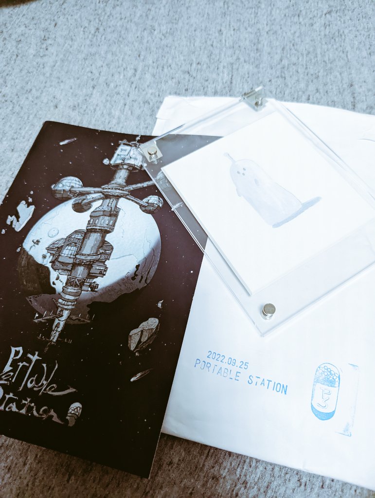 dendend12345's tweet photo. 画集原画届きました。
本当に素敵。スペピには作業部屋で見守り係をしてもらう事にしました。
おまけのリストバンドが最高。調子乗って腕に着けたら取るのに20分格闘して焦りました。
次回開催、楽しみにしています...oO
素敵な個展ありがとうございました。
#からんころん教
#PortableStation https://t.co/DgTbSyIvbs