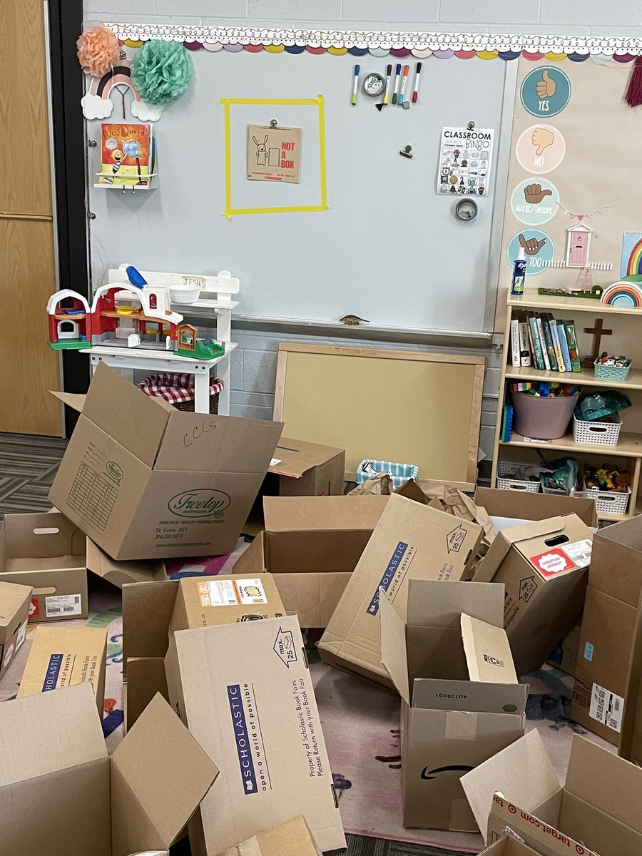 cclsdahle's tweet photo. 🚧 under construction 🏗️ BOX CITY!!
Tiny friends are working together to build something big! #notabox @CCLSChargers https://t.co/OLkw5hkkrQ